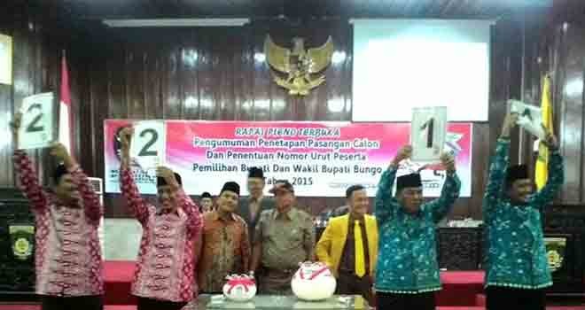 Dua pasangan calon bupati dan  wakil bupati Bungo.