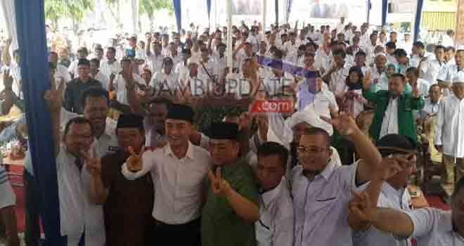 Pasangan calon Gubernur dan wakil Gubernur Jambi H Zumi Zola - Fachrori Umar melantik tim pemenangan Kabupaten Sarolangun, Selasa (8/9/2015).