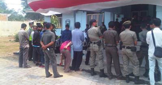 Belasan masyarakat Sarolangun yang mengatasnamakan Aliansi Masyarakat Peduli Pekat Sarolangun (AMPPS) menggelar aksi di depan Kantor Satpol PP Sarolangun.