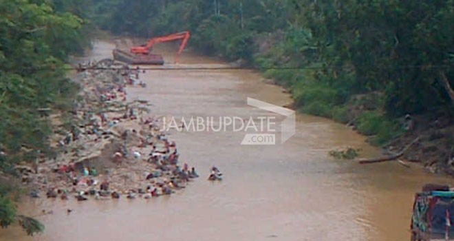 Pekerjaan penormalan sungai Mesumai yang dikerjakan oleh PT Rudy Agung Laksanan.
