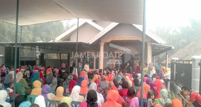 Warga sakean doakan Zumi Zola.