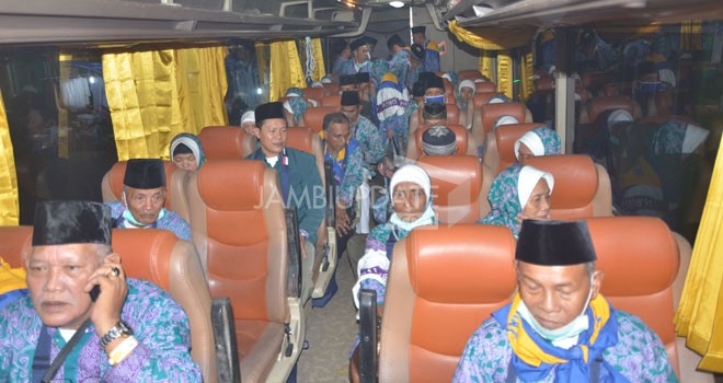 Sebanyak446 Jamaah Calon Haji (JCH) kloter 18 terpaksa dievakuasi ke Bandara Udara Sultan Mahmud Badaruddin II Palembang dengan menggunakan 12 unit bus, Kamis (10/9) malam.