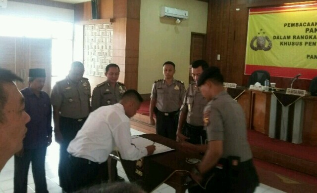 Penandatanganan pakta integritas dalam rangka penerimaan Bintara Polri Khusus Penyidik Pembantu TA 2015. 