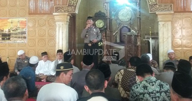 Kapolda Jambi, Brigjen Pol Lutfi Lubihanto, dalam kegiatan Jumat Keliling (Jumling) di Masjid Nuruddin