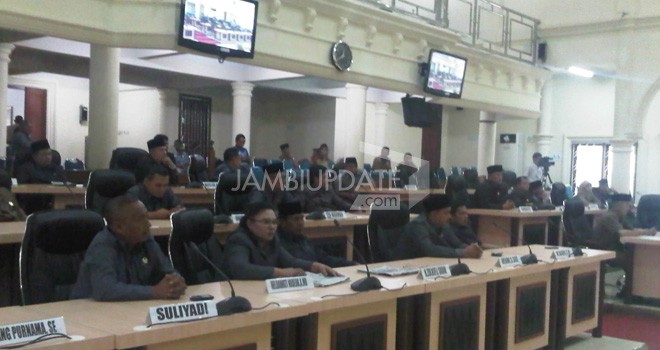 Rapat paripurna Jumat (11/9) banyak yang tidak hadir.