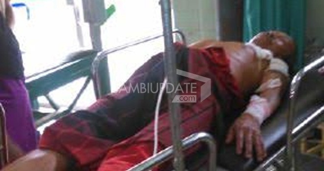 Abu Bakar korban pembacokan oleh kakak sepupunya sendiri.