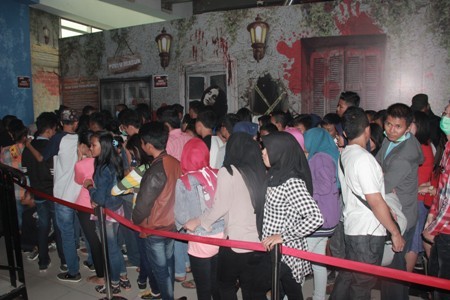 Para pengunjung saat ingin memasuki rumah angker di Jamtos