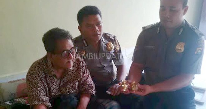 Soegiyanto menunjukkan sejumlah barang pusaka yang diyakininya.