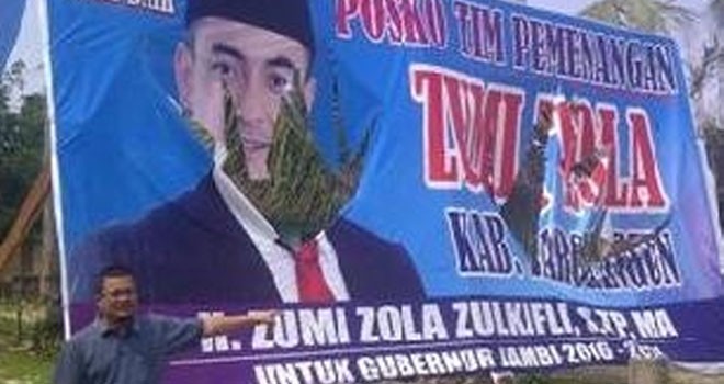 Baleho milik Cagub Zumi Zola dirusak orang tak dikenal di Sarolangun.