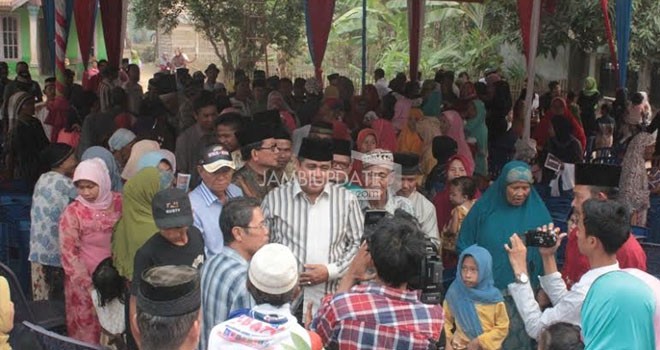 HBA saat menggelar Halal bi Halal dengan warga Karmeo.