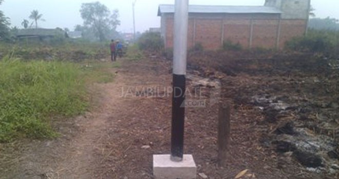 Proyek pemasangan tiang pancang PLN di belakang kantor DPRD Tanjabbar.