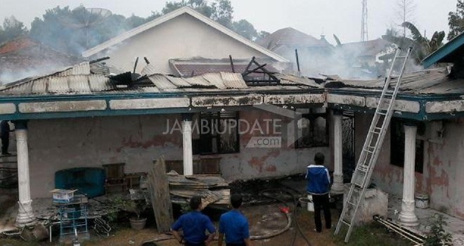 Sebuah rumah di RT 8, Kelurahan Rawasari, Kecamatan Kotabaru hangus dilalap api. 