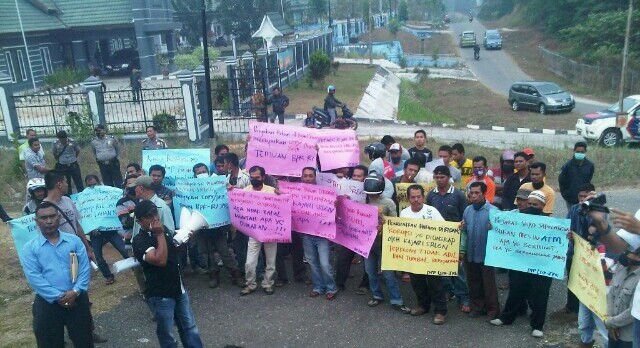 Puluhan masyarakat Sarolangun yang mengatasnamakan Lembaga Swadaya Masyarakat Forum Pemantau Kebijakan mengelar aksi di depan Kantor Kejari Sarolangun.