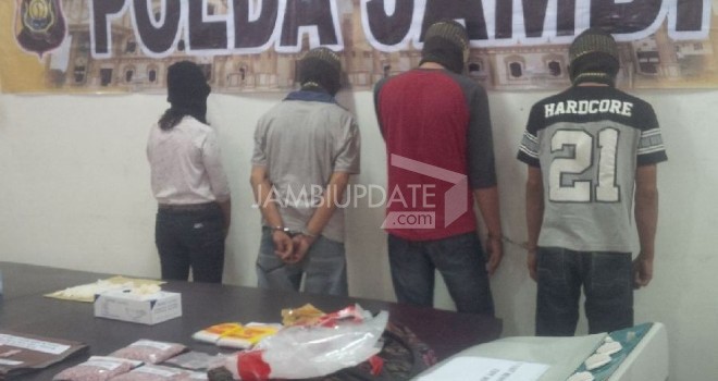 Empat tersangka dan barang bukti yang diamankan di Mapolda Jambi.