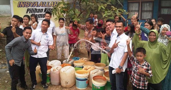 Tim pemenangan Zumi Zola- Fachrori Kota Jambi membagi bantuan air bersih ke sejumlah warga di Kenali Asam Atas, Kota Jambi.