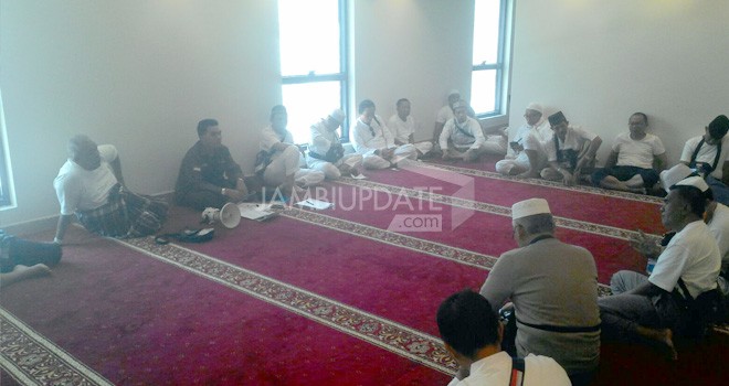 Pihak petugas kloter bersama Karu dan Karom saat rapat persiapan Armina.