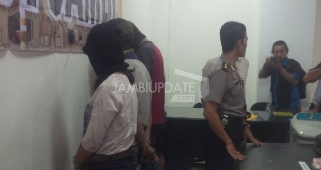 Tersangka pengedar ekstasi saat diamankan di Mapolda Jambi