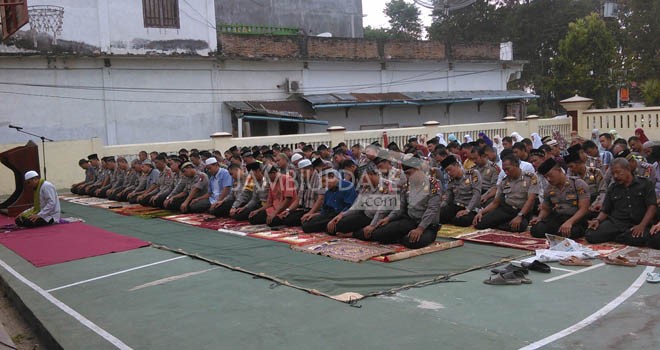 Anggota Polres Merangin, Rabu (17/9) menggelar Salat Istisqo.
