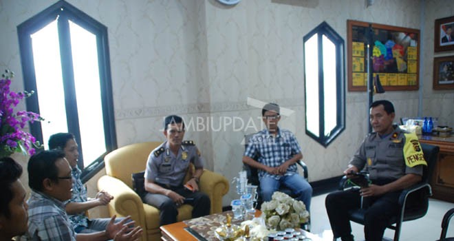 Pimpinan Redaksi Jambi Ekspres, M Haramen dan Redaktur Pelaksana, Pirma Satria, bersilaturahmi dengan Kapolda Jambi, Brigjen Pol Lutfi Lubihanto.