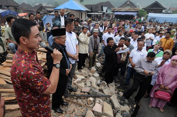 Zumi Zola usai menyerahkan bantuan di Pasar Lempur