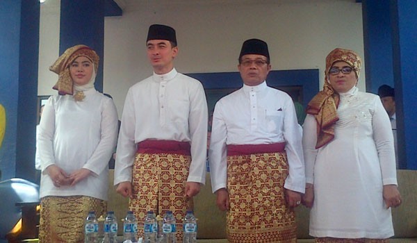 Rahimah (paling kanan) saat mendampingi suaminya Fachori Umar jelang pendaftaran bersama Zumi Zola ke KPU beberapa waktu lalu