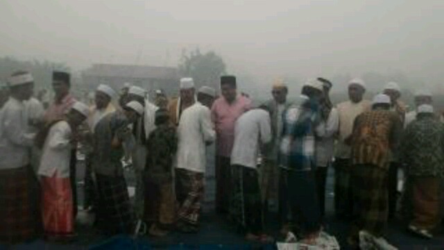 Para santri Saadatudaren bersama Hasan Basri Agus menggelar salat istisqa.