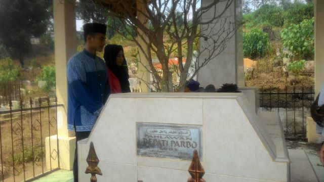  Zumi Zola beserta istrinya  berziarah ke makam Depati Parbo.