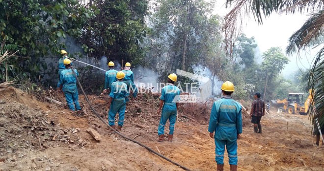 PT Brahma Bina Bakti (BBB) ikut memadamkan kebakaran yang terjadi di lahan milik masyarakat.
