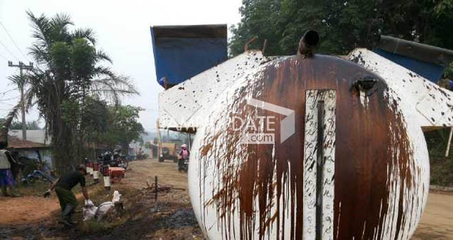 Truk pengangkut minyak mentah bernomor polisi BG 8545 UY, Minggu (20/9) dini hari, terbalik di KM 26 Desa Tempino.