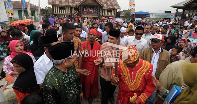 Calon Gubernur Jambi H Zumi Zola Zulkifli, dipercaya masyarakat adat untuk melakukan peletakan batu pertama pembangunan pagar Rumah Adat Nge Munganjung Semurup.