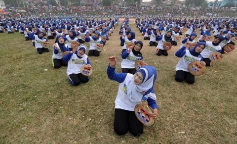 Sike rebana memeriahkan pelantikan tim Zumi Zola-Fachrori Umar di Kerinci 