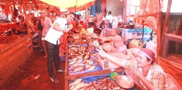 Zumi Lazza saat blusukan di Pasar Tanjung Bajure Sungai Penuh
