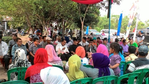 HBA berdiskusi dengan santai dengan warga Lubuk Kambing