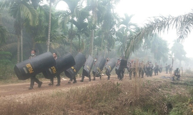 Aparat Brimob bersenjata lengkap menyisir Desa Tangkit Baru Rabu (24/9)