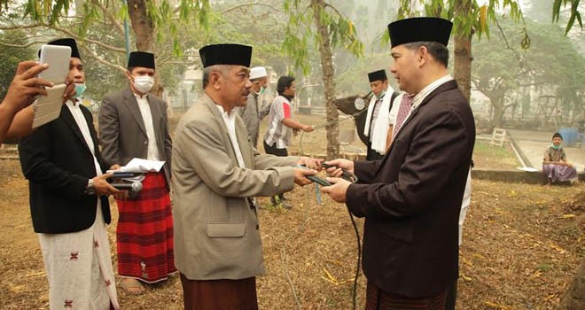 Penyerahan hewan qurban secara symbolis oleh Walikota.