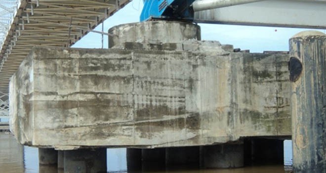 Kondisi jembatan Sabak paska ditabrak tug boat.