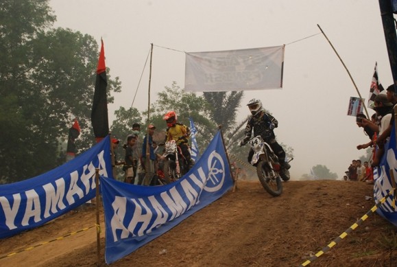 Peserta X-Trail Game 2015 tengah konsentrasi mengendarai kendaraannya di Sirkuit Jams, Kota Jambi. 