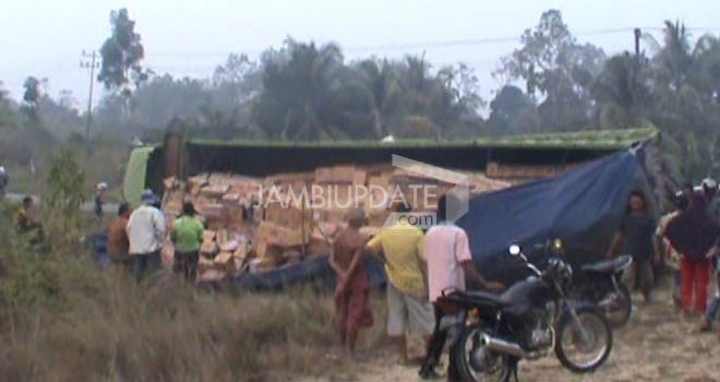 Truk B 9587 AS yang dikendarai Evi, bermuatan kardus sabun mandi terguling di Daerah Sungai Ulak Kecamatan Nalo Tantan.