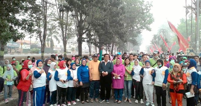 Masyarakat Kabupaten Merangin mengikuti jalan santai bersama calon Gubernur Jambi, Hasan Basri Agus yang juga didanpingi istri.