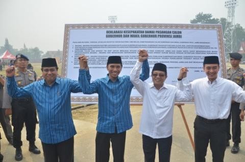 Dua pasangan Calon Gubernur dan Wakil Gubernur Jambi dalam sebuah kesempatan. Menjelang pelaksanaan Pilgub mendatang, keduanya terus memperkuat tim, saksi dan relawan untuk membantu proses pemenangannya. 