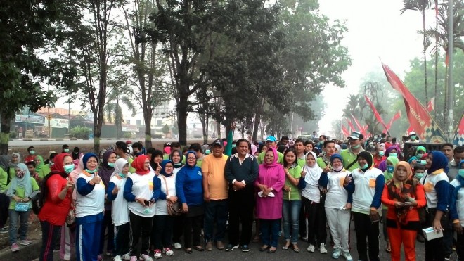 Warga Merangin berphoto dengan HBA usai menggelar acara jalan santai Minggu (27/9)