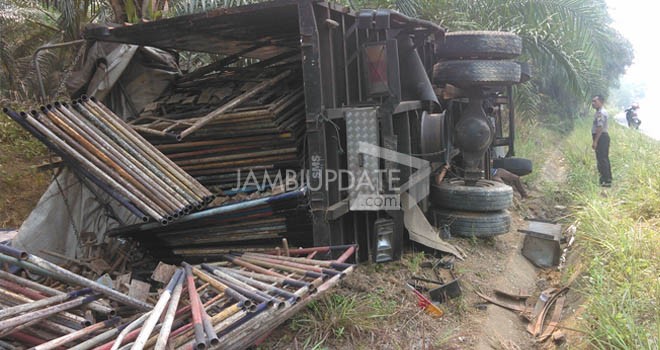 Truk dengan Nopol BA 8078 BZ yang dikendarai Suherman, terguling di daerah Desa Kota Jati Kecamatan Tabir.