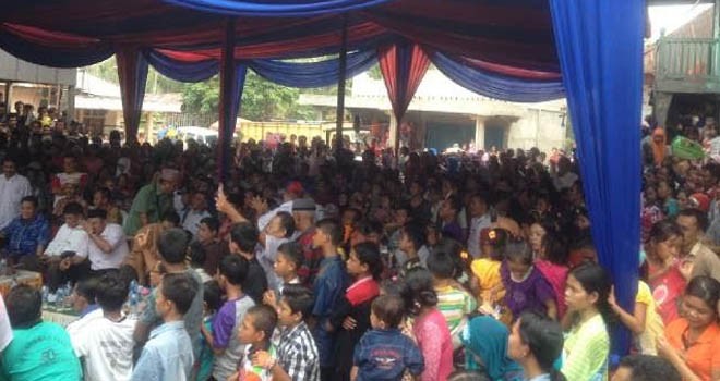 Warga Kecamatan Pauh mengikuti acara sunatan massal yang dilaksanakan oleh pasangan HBA-Edi di Kecmatan Pauh tepatnya di Desa Sepintun.