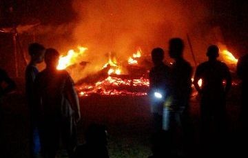Api terlihat membakar rumah Waluyo RT 09 Kelurahan Parit Culum I Kecamatan Sabak Barat
