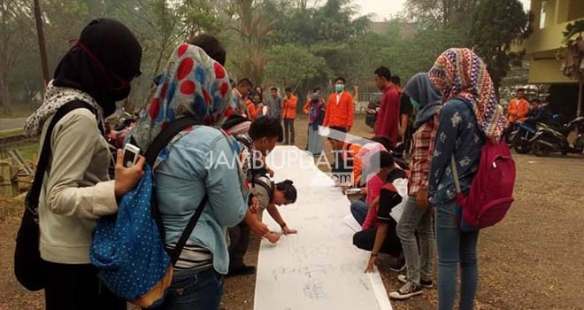 Mahasiswa Unja mengelar pengumpulan tanda tangan gerakan peduli asap.