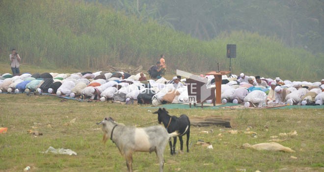 Ratusan warga melaksanakan Salat Istisqa di pinggir Sungai Batanghari beberapa waktu lalau.