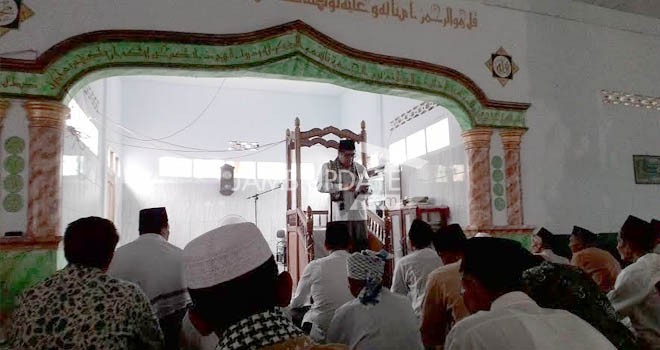 H. Hasan Basri Agus saat didaulat menjadi khatib di Masjid Nurul Falah, Desa Tanjung Ulu Kec. Kumpe Ilir, Muarojambi, Jumat (2/10).