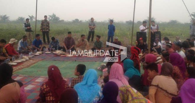 Petani cabe di Desa Suka Maju, Kumpeh Ilir bersilaturrahmi bersama calo Gubernur Jambi, Hasan Basri Agus, Jumat (2/10).