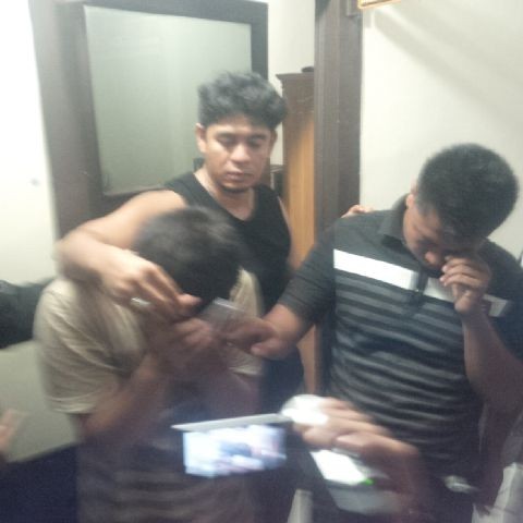 Pjs Kades saat ditangkap (Memakai baju kaos berkerah bergaris putih)