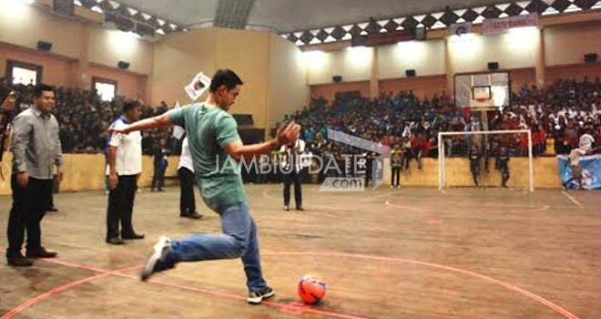 Zumi Zola membuka turnamen Futsal antar pelajar dan mahasiswa Jambi, Jumat (2/10) kemarin.